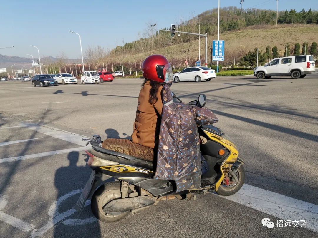 但还有许多市民骑行电动自行车 没有佩戴安全头盔